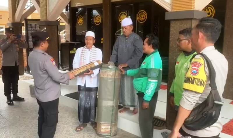 Jaga Soliditas Kemitraan, Polres Bangkalan Bantu Fasilitas Ibadah Musala Gerai Ojol Mart