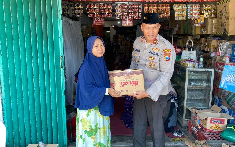 Polres Pelabuhan Tanjung Perak Takziah ke Rumah Dua Santri Korban Reruntuhan Ponpes Al Khoziny