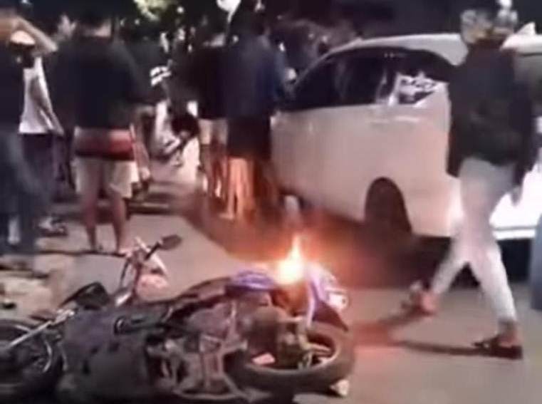 Puluhan Remaja Tak Dikenal Bakar Motor Pengendara di Pandegiling