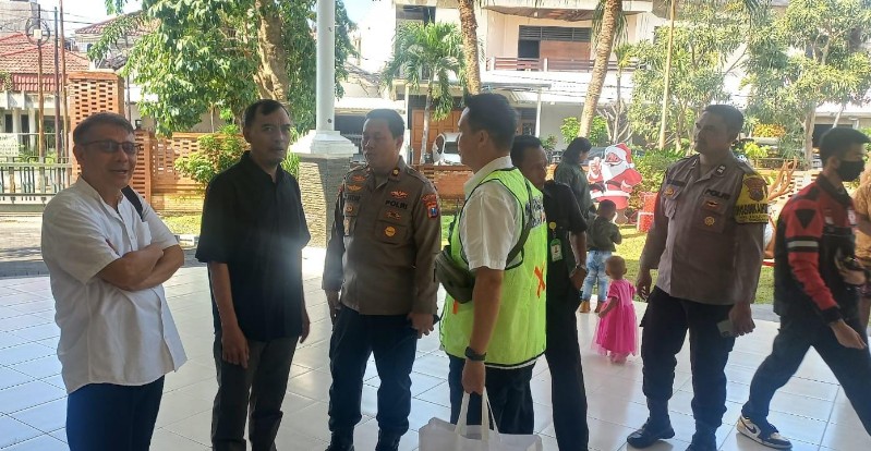 Pastikan Natal di Gereja Algon Aman, Kapolsek Sukomanunggal Pantau Langsung Pengamanan