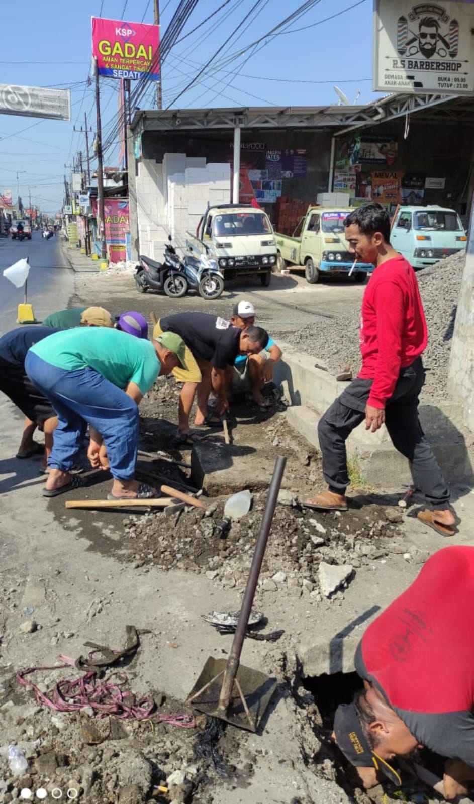 Antisipasi Banjir, Pemdes Betro Sedati Bersihkan Gorong-gorong