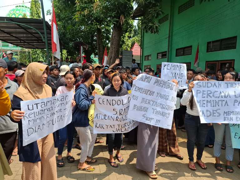  Ratusan Warga Demo di Depan Kantor Kecamatan Pasrepan Pasuruan Tuntut Kades Tempuran Mundur