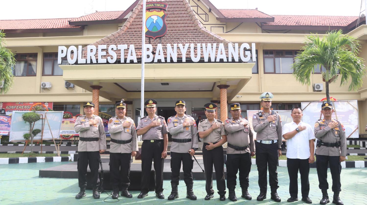 Kapolresta Banyuwangi Anugerahkan Kenaikan Pangkat Pengabdian