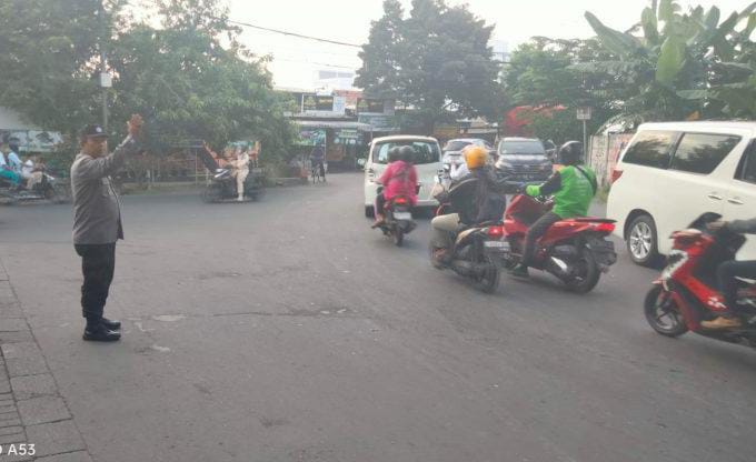 Polsek Gayungan Gelar Pengaturan Lalu Lintas Antisipasi Kemacetan