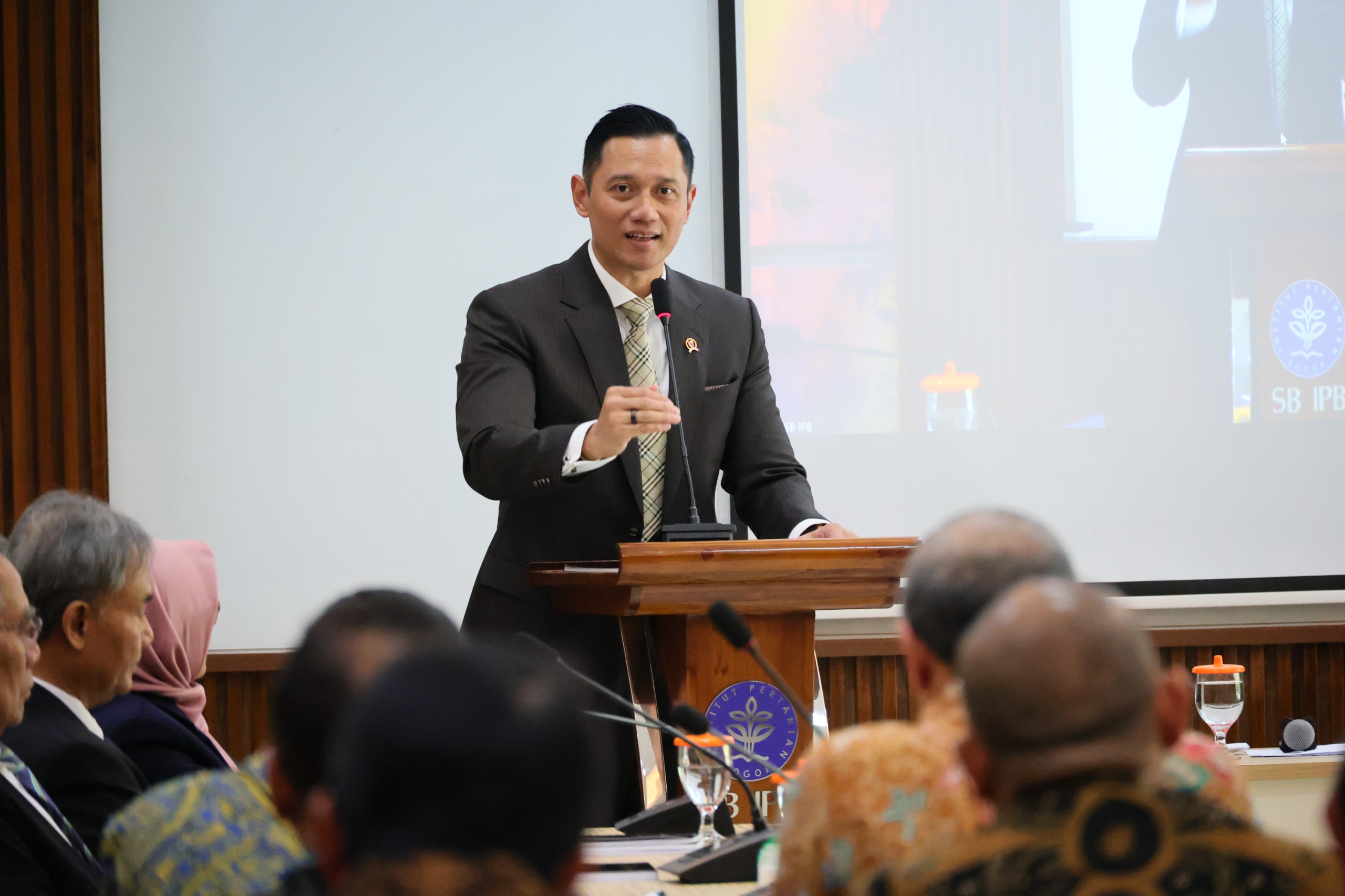 Menteri AHY Hadiri Ujian Terbuka Program Doktoral Dirjen PPTR di IPB