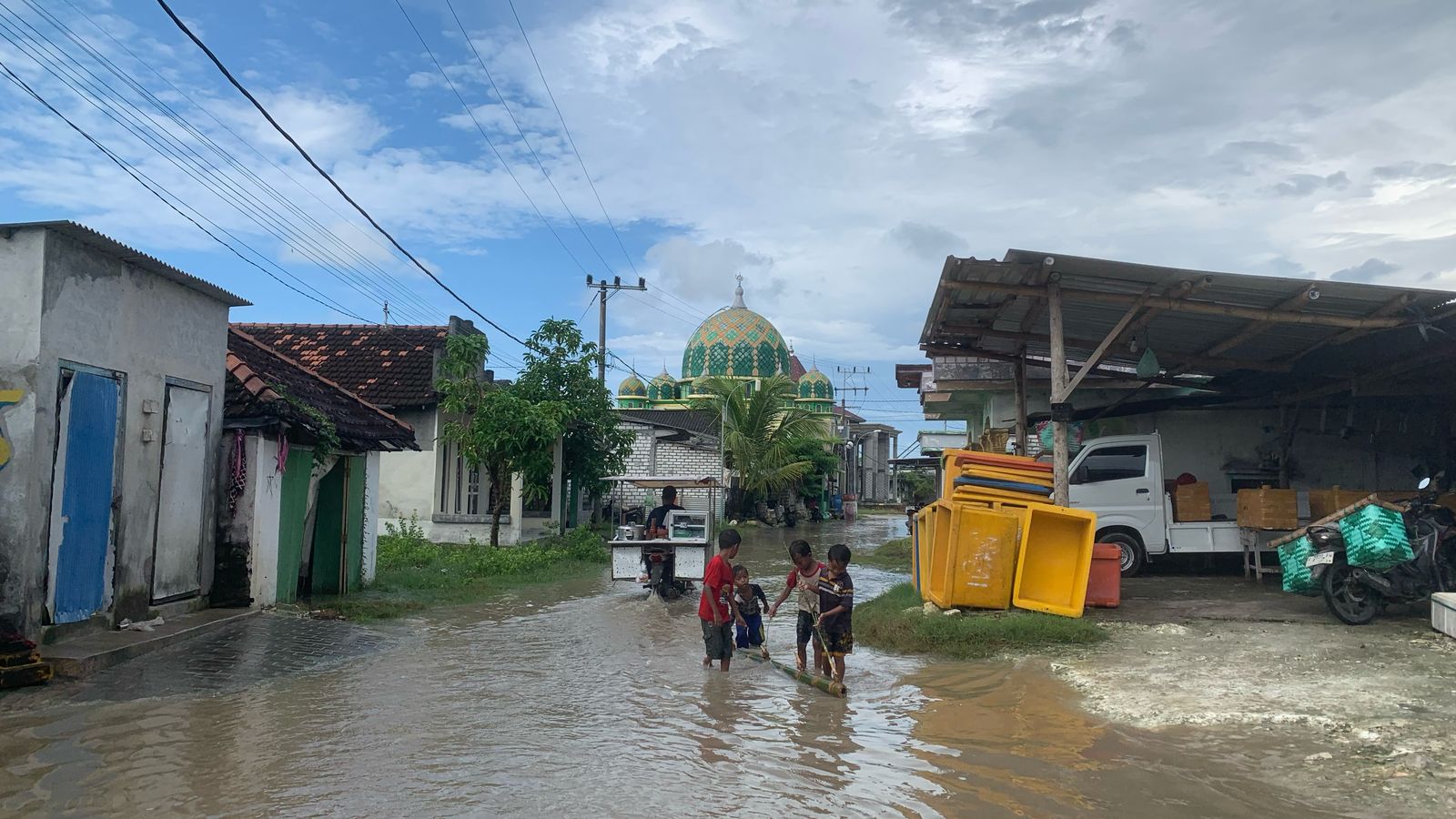 Langganan Banjir Setiap Bulan, Warga Kalingapuri Gresik: Lemari Sampai Rusak!