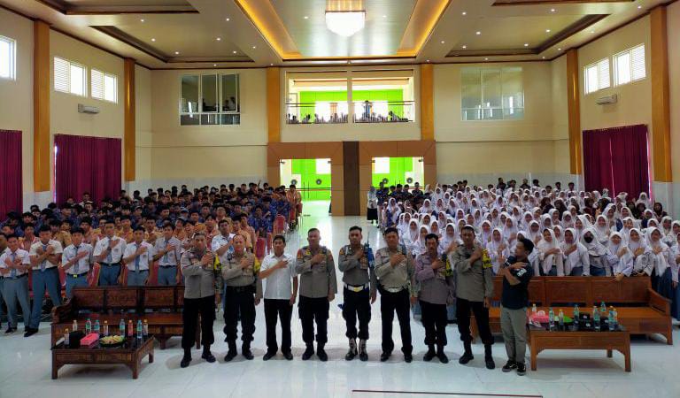 Kapolsek Benowo Police Go To School SMA Dan SMK Wachid Hasyim