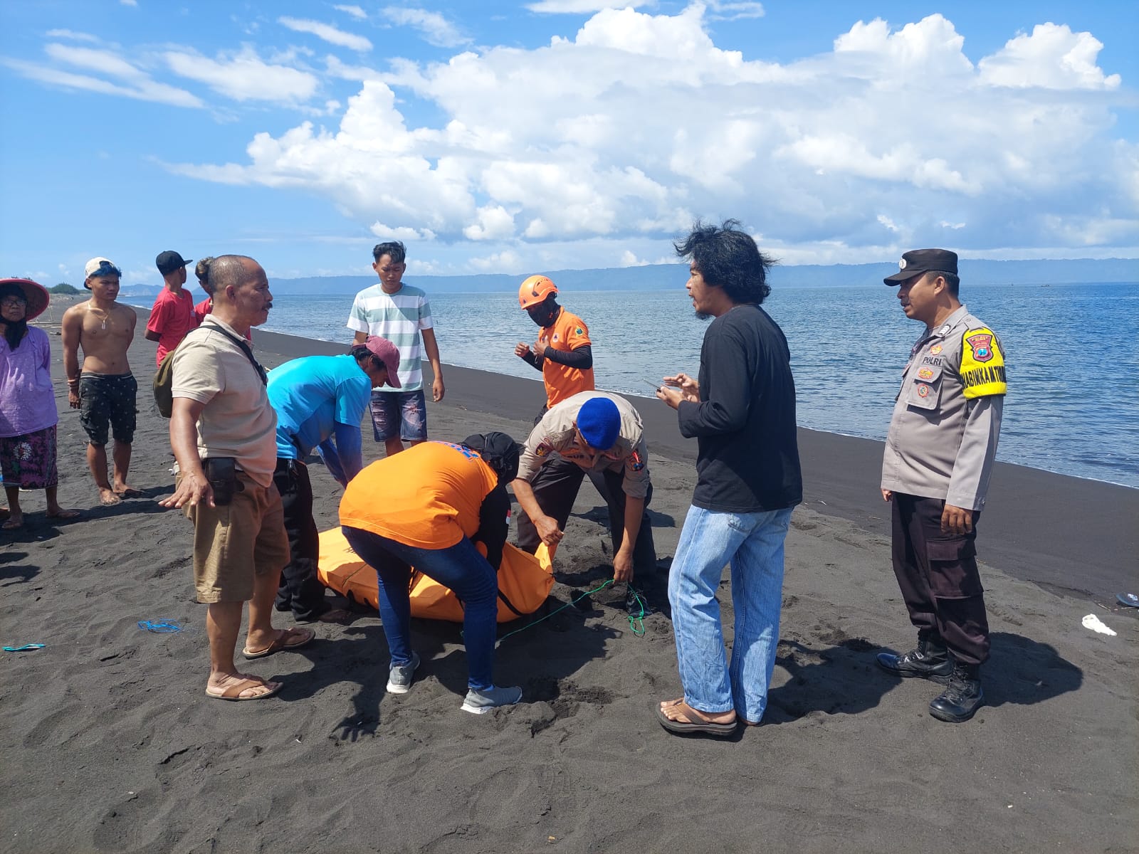 Nenek Hanyut Ditemukan Meninggal di Pesisir Pantai Gumukmas Jember