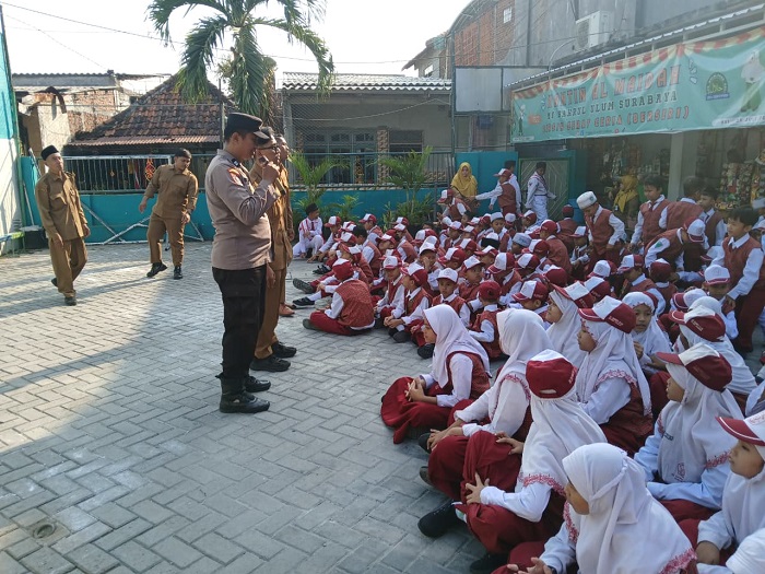 Kapolsek Wiyung Sambangi SD MI Bahrul Ulum, Beri Motivasi dan Semangat Belajar