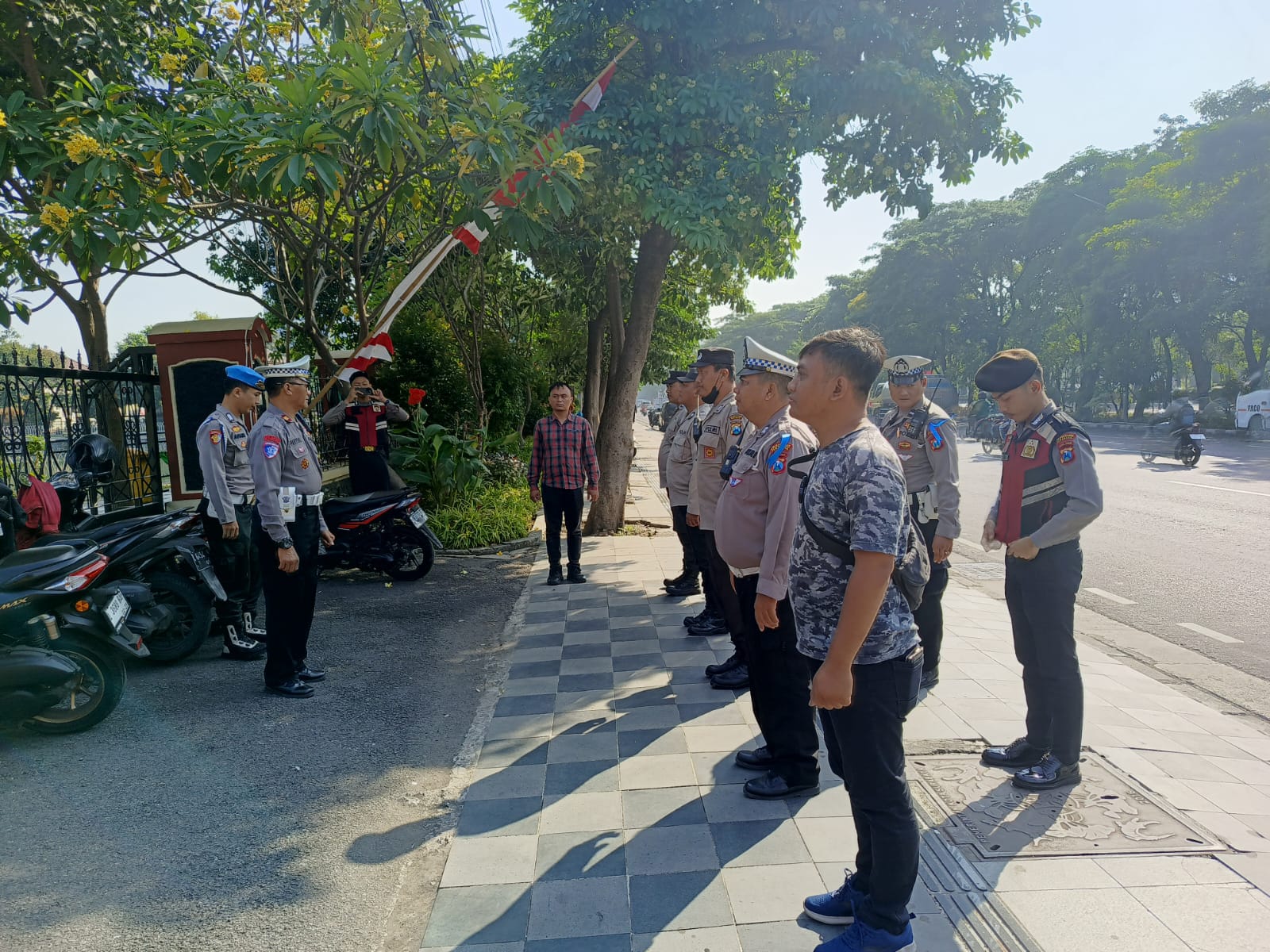 Polsek Gayungan Kawal Aksi Unjuk Rasa BBH Damar di Disnakertrans dan Mapolda Jatim