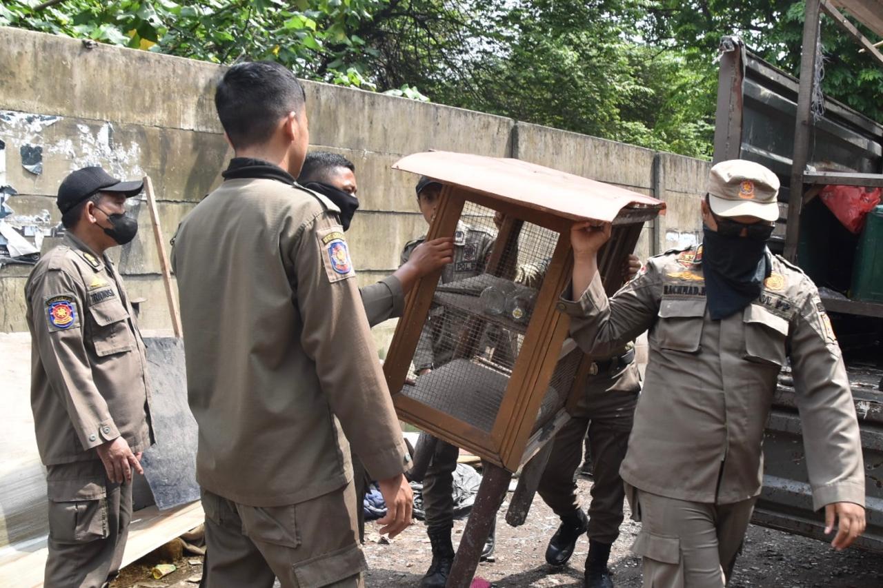 Satpol PP Surabaya Tertibkan Lapak PKL Jalan Kali Rungkut