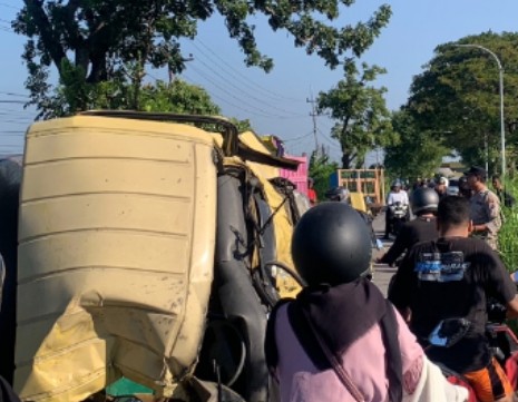 Diduga Sopir Mengantuk, Truk Tangki Terguling dan Hantam Pohon di Deket Lamongan