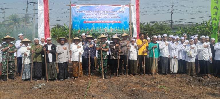 Forkopimka Krian Tanam Jagung Bersama Santri di Ponpes Darul Falah Sidoarjo