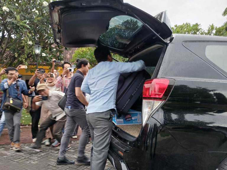 KPK Bawa Tiga Koper Barang Bukti dari Kantor Dinas PUPKP Ponorogo