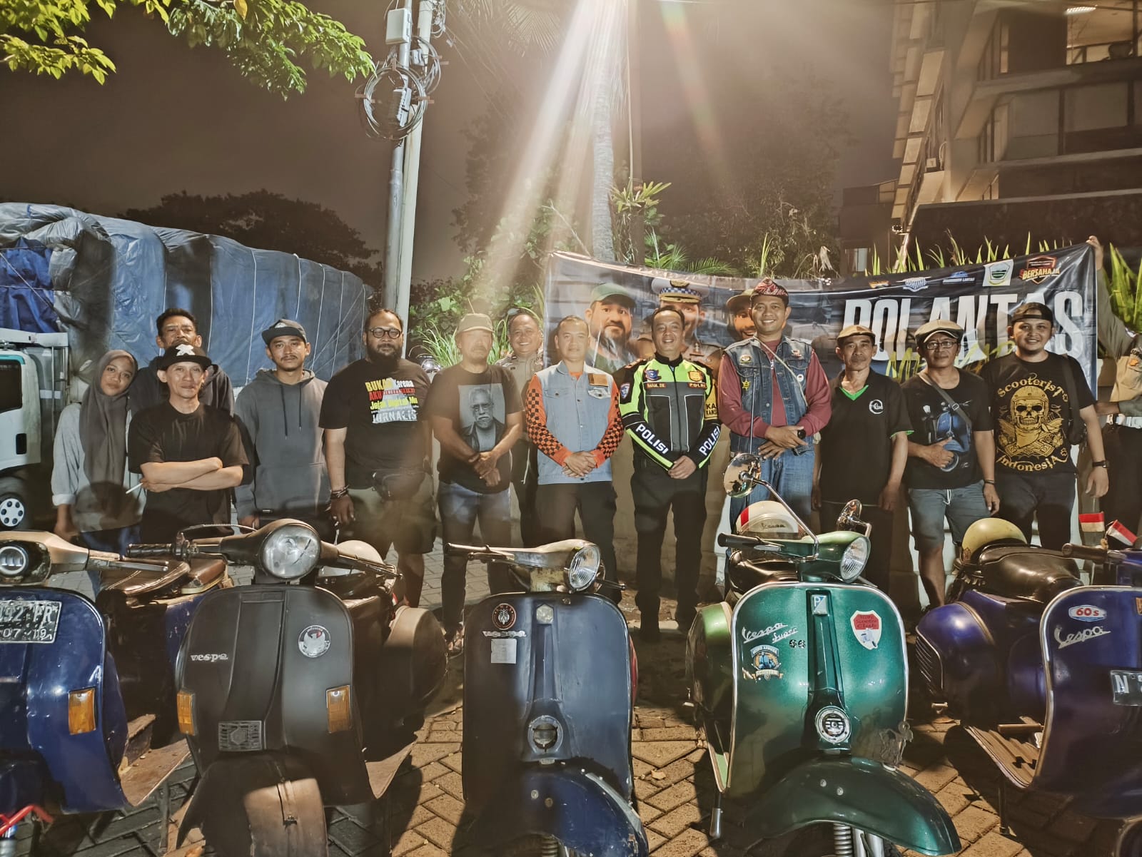 Satlantas Polres Pelabuhan Tanjung Perak Gandeng Komunitas Vespa Sosialisasi Operasi Patuh Semeru 2025