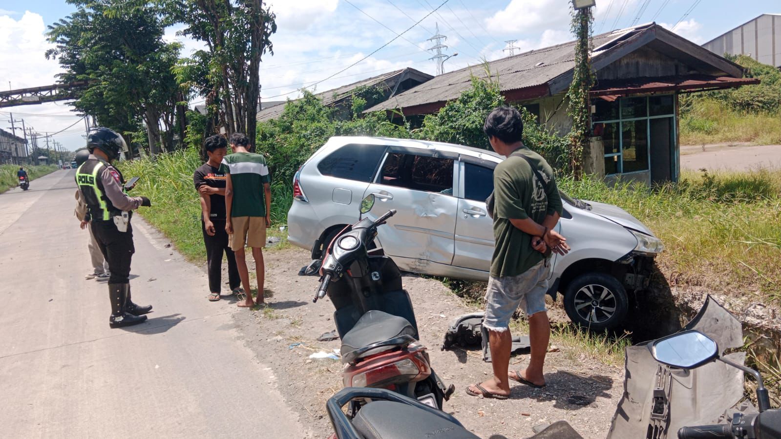 Ugal-ugalan di Jalan Kampung, Mobil Disopiri Pelajar Terguling Usai Pecah Ban di Driyorejo Gresik