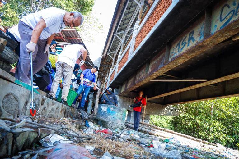 Jelang HUT Ke-80 RI, Pemkab Gresik Gelar Aksi Bersih Sampah di Pesisir dan Bagikan 10 Ribu Bendera Merah Putih