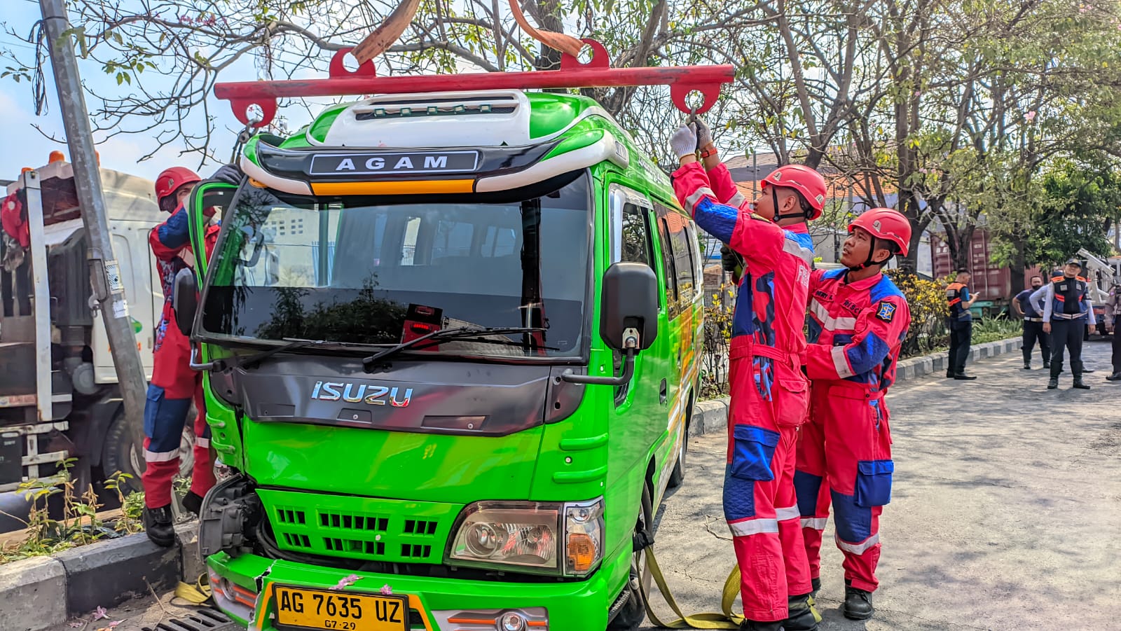 Sopir Ngantuk, Mobil Elf Tabrak Tiang PJU di Sukomanunggal