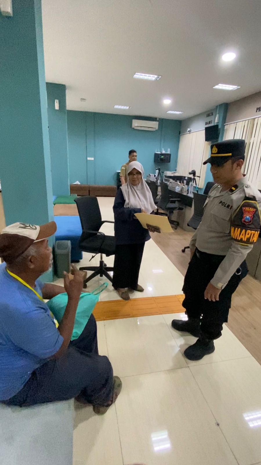 Kepedulian Polres Gresik Bantu Selamatkan Kakek asal Majalengka Tersesat untuk Kembali ke Keluarga