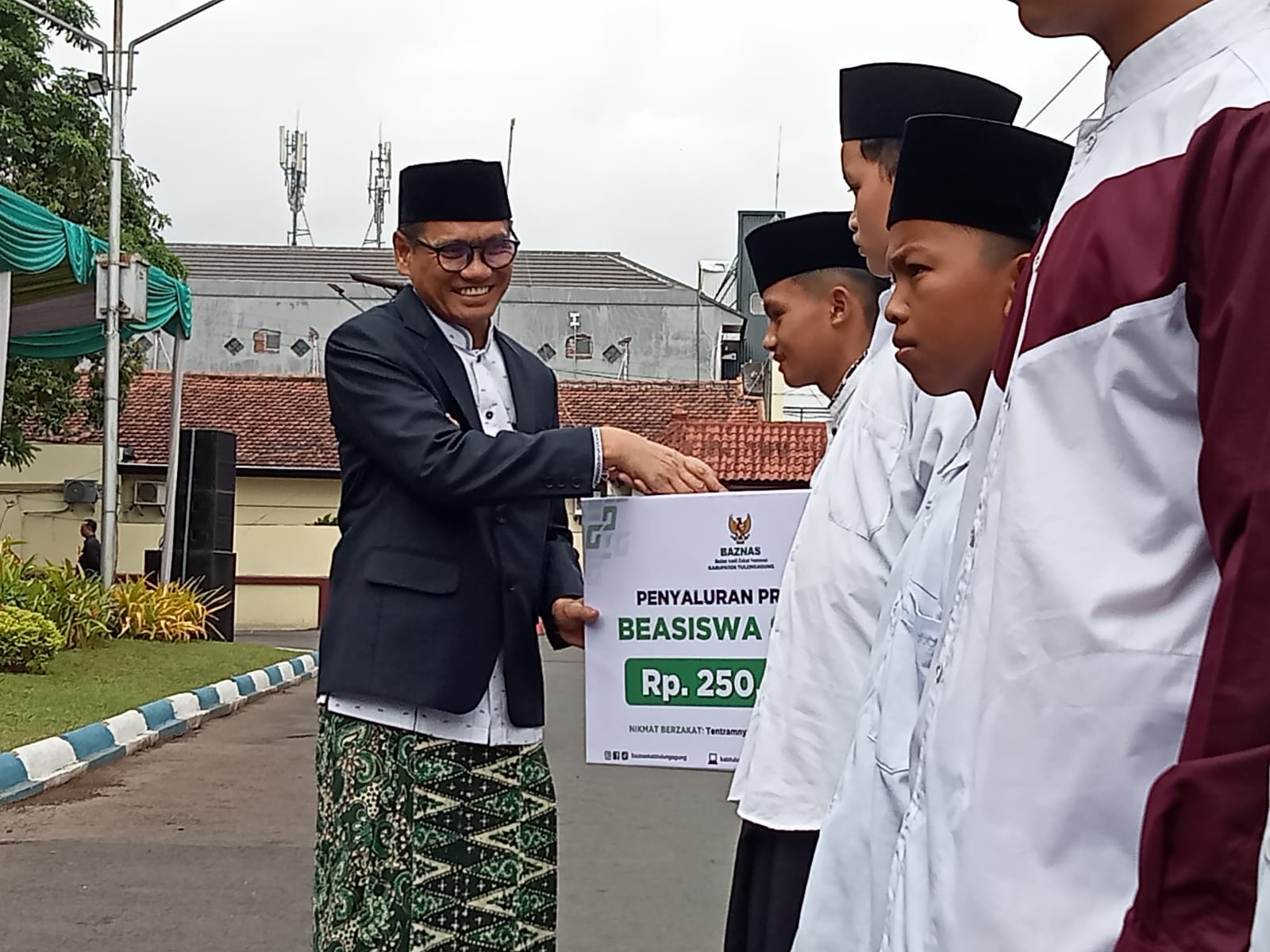 Peringati Hari Santri 2024, Pemkab Tulungagung Beri Bantuan dan Beasiswa Ratusan Santri