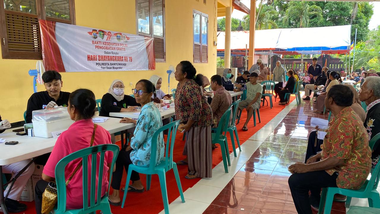 Sambut Hari Bhayangkara Ke-79, Polresta Banyuwangi Gelar Bakti Kesehatan Gratis di Wihara Dhamma Kerti