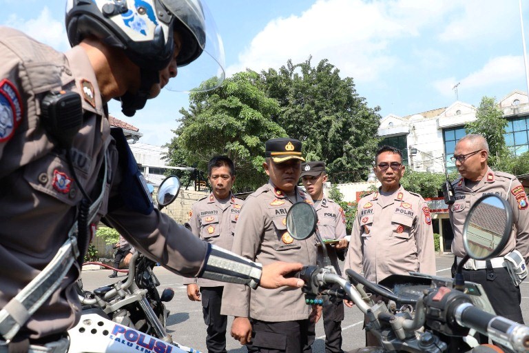 Wakapolres Pelabuhan Tanjung Perak Cek Ranmor Dinas Roda Dua, Pastikan Kesiapan Operasional