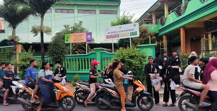 PSHT Ranting Sukosewu Berbagi Takjil dan Berbuka Bersama untuk Berdayakan UMKM