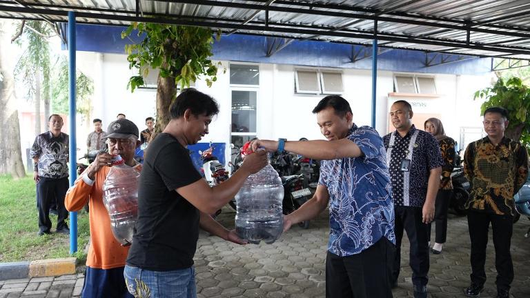 Imigrasi Kediri Tebar Bibit Nila dan Bagikan Hasil Panen ke Warga