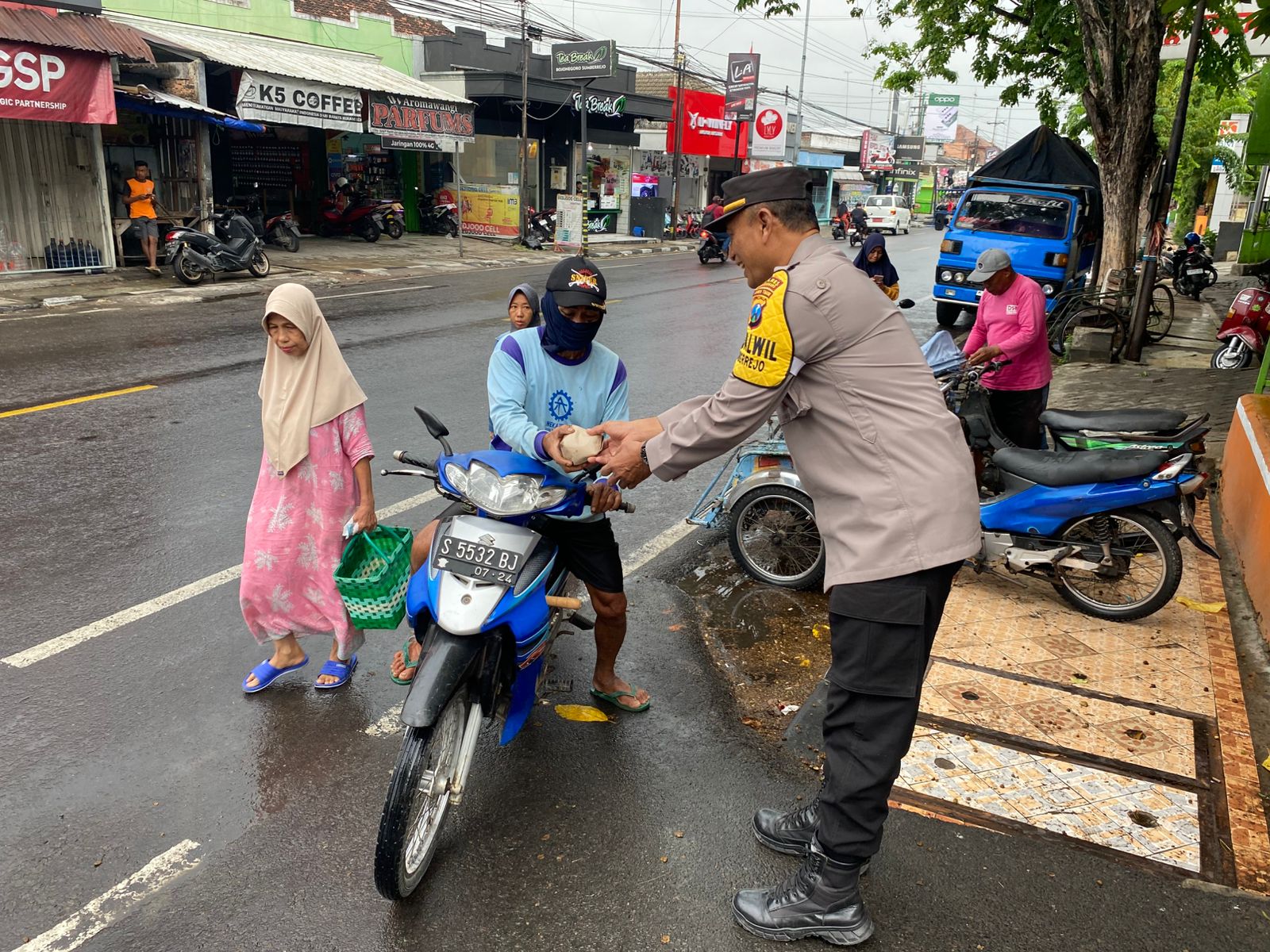 Kapolsek Sumberrejo Berbagi Nasi ke Warga