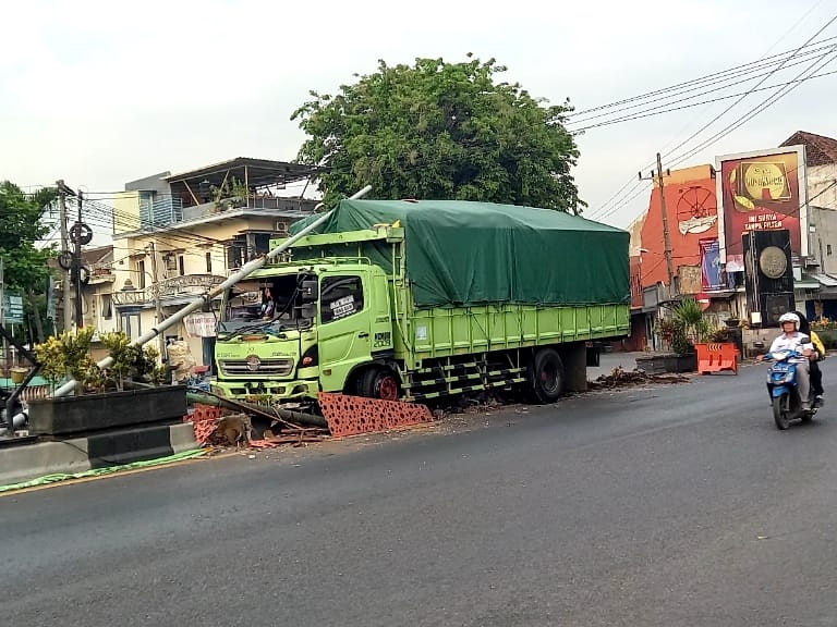 Sopir Dump Truck Ngantuk, Tabrak Median dan PJU