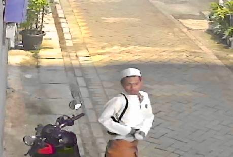 Maling Bersarung dan Berpeci Gagal Curi Scoopy di Manukan Krajan