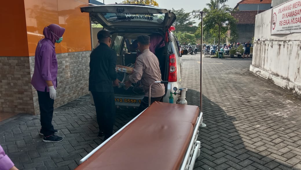 Tabrak Pohon di Menganti, Sopir Minibus Asal Surabaya Tewas