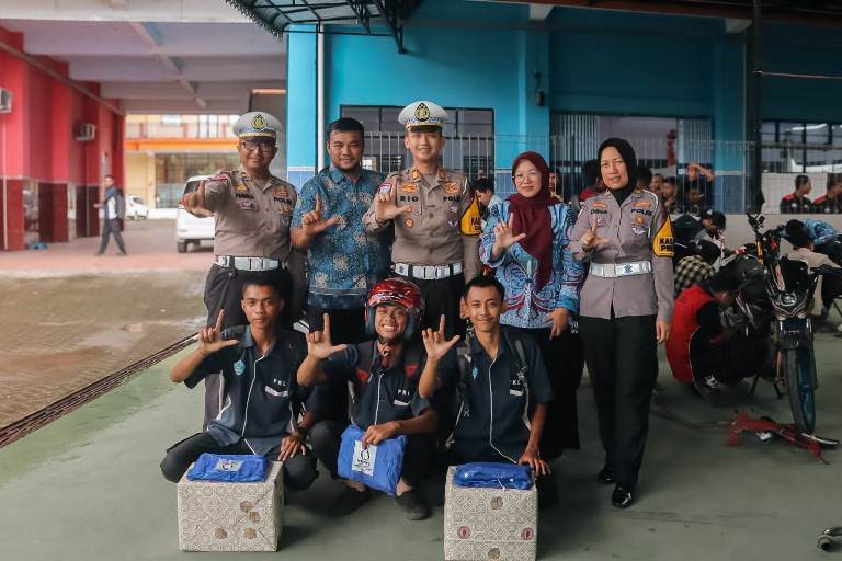 Polres Blitar Berikan Teguran Simpatik kepada Pelajar dalam Operasi Zebra Semeru 2025