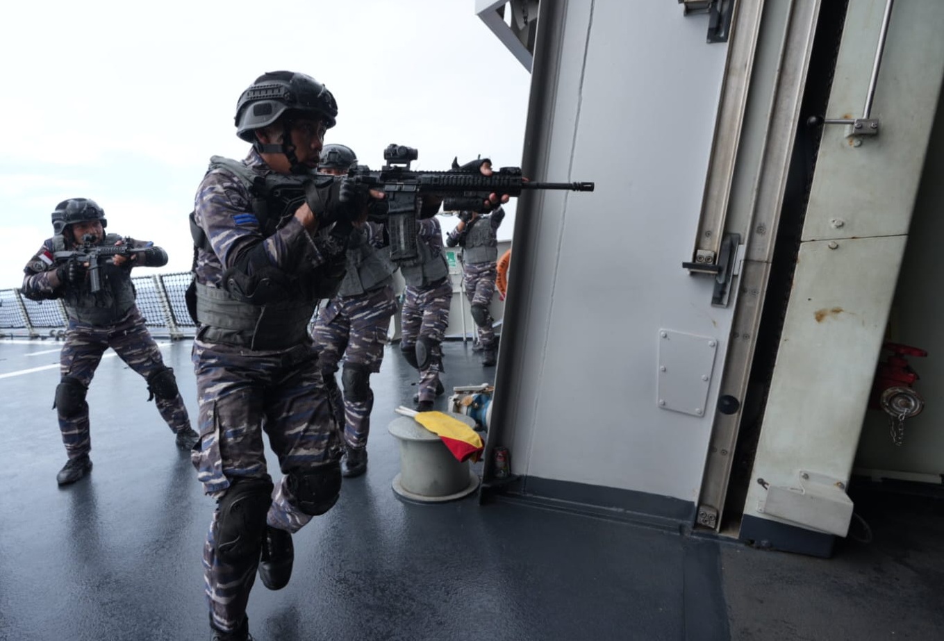 Prajurit KRI Raden Eddy Martadinata-331 Gelar Combat Readiness Tournaments di Laut Coral