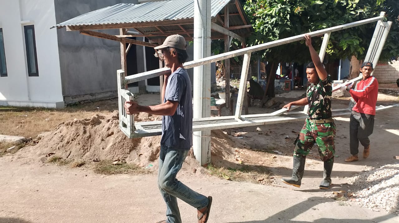 Satgas TMMD dan Warga Gotong Royong Angkat uPVC ke Sasaran Masjid