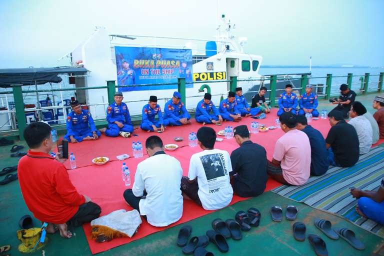 Ditpolairud Polda Jatim Gelar Buka On The Ship, Perkuat Silaturahmi dan Edukasi Keselamatan di Perairan