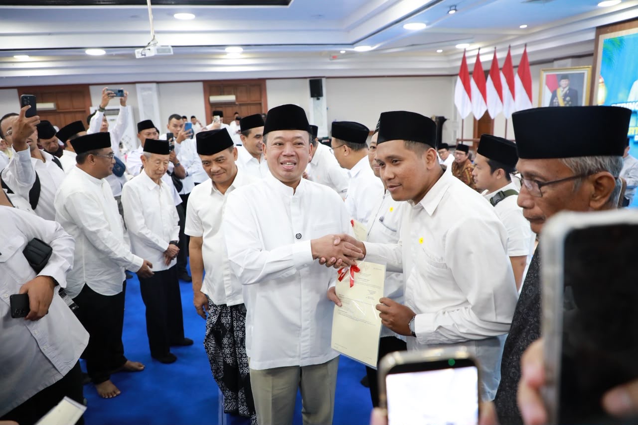 Menteri Nusron Wahid Serahkan 243 Sertipikat Tanah Wakaf di Jateng 