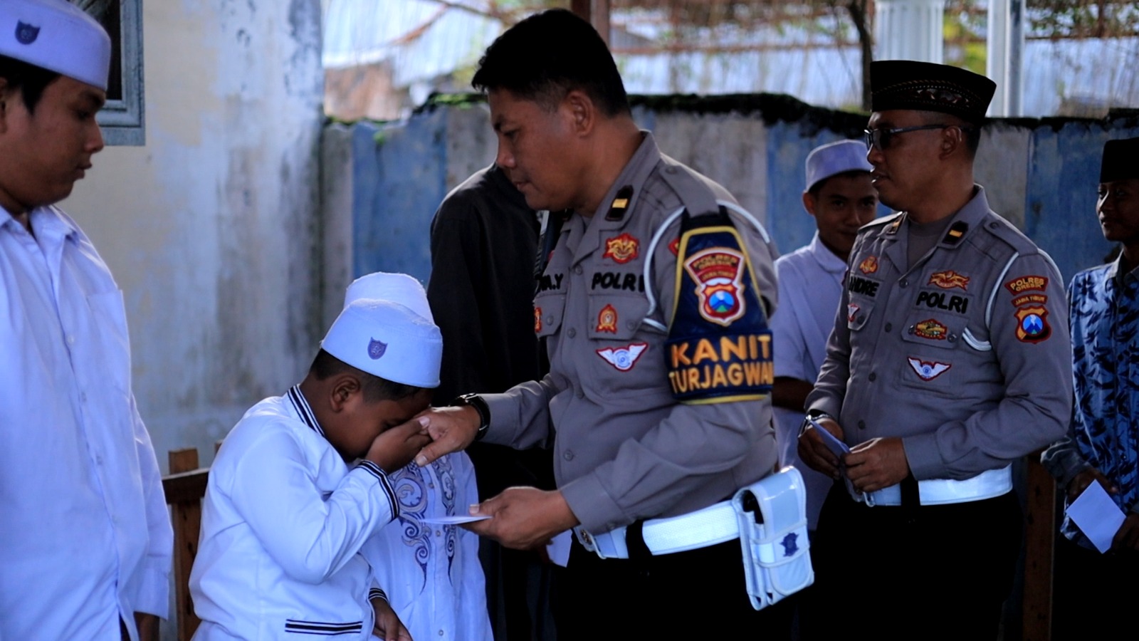 Satlantas Polres Gresik Santuni Anak Yatim Panti Asuhan Roudlotul Hikmah