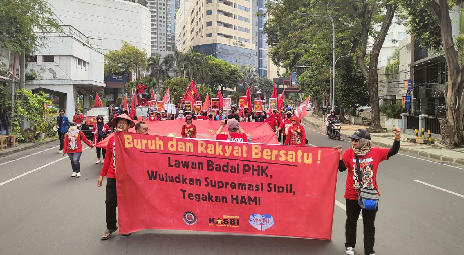Ratusan Massa Peringatan May Day 2025 Mulai Penuhi Jalan Gubernur Suryo