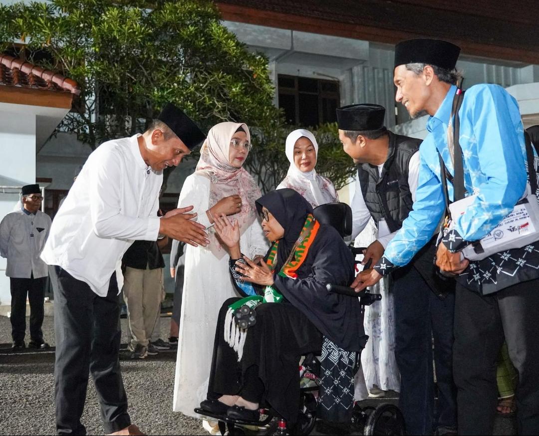 Bupati dan Wakil Bupati Bojonegoro Berangkatkan Jemaah Haji Kloter Pertama