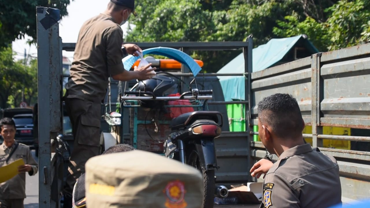 Obrakan Satpol PP Surabaya Sisir Pedestrian, Amankan Lapak Duplikat Kunci hingga Bentor