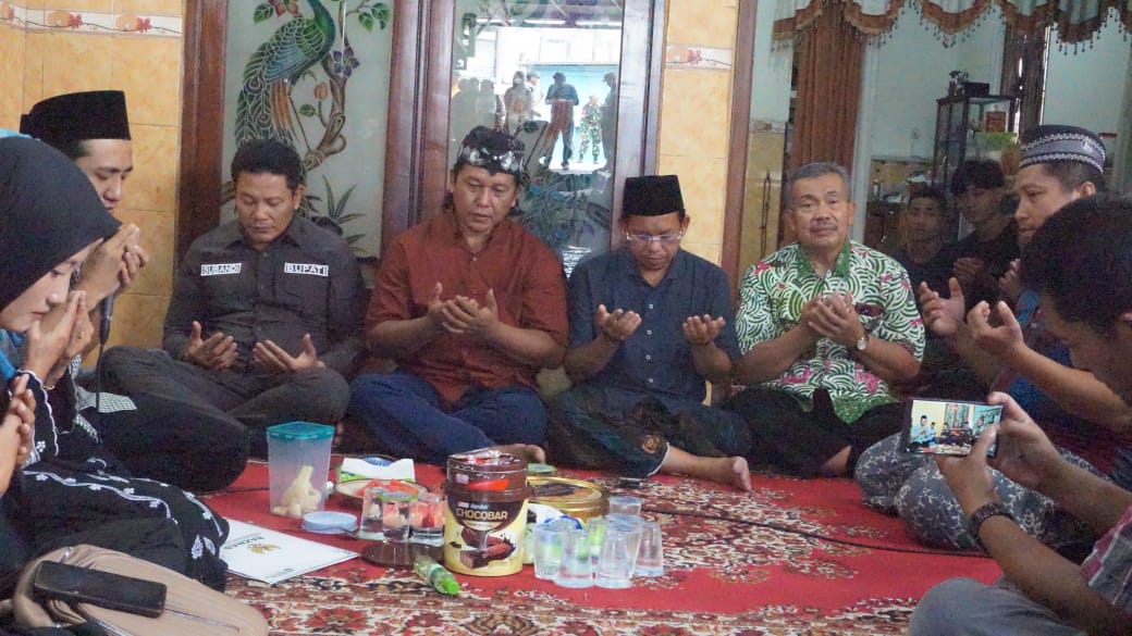 Bupati Sidoarjo Takziah ke Korban Tragedi Longsor Cangar Mojokerto