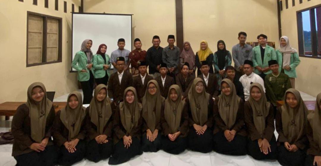 Santri Belajar Digital dan Pertanian Berkelanjutan Bersama Tim PKM Unugiri