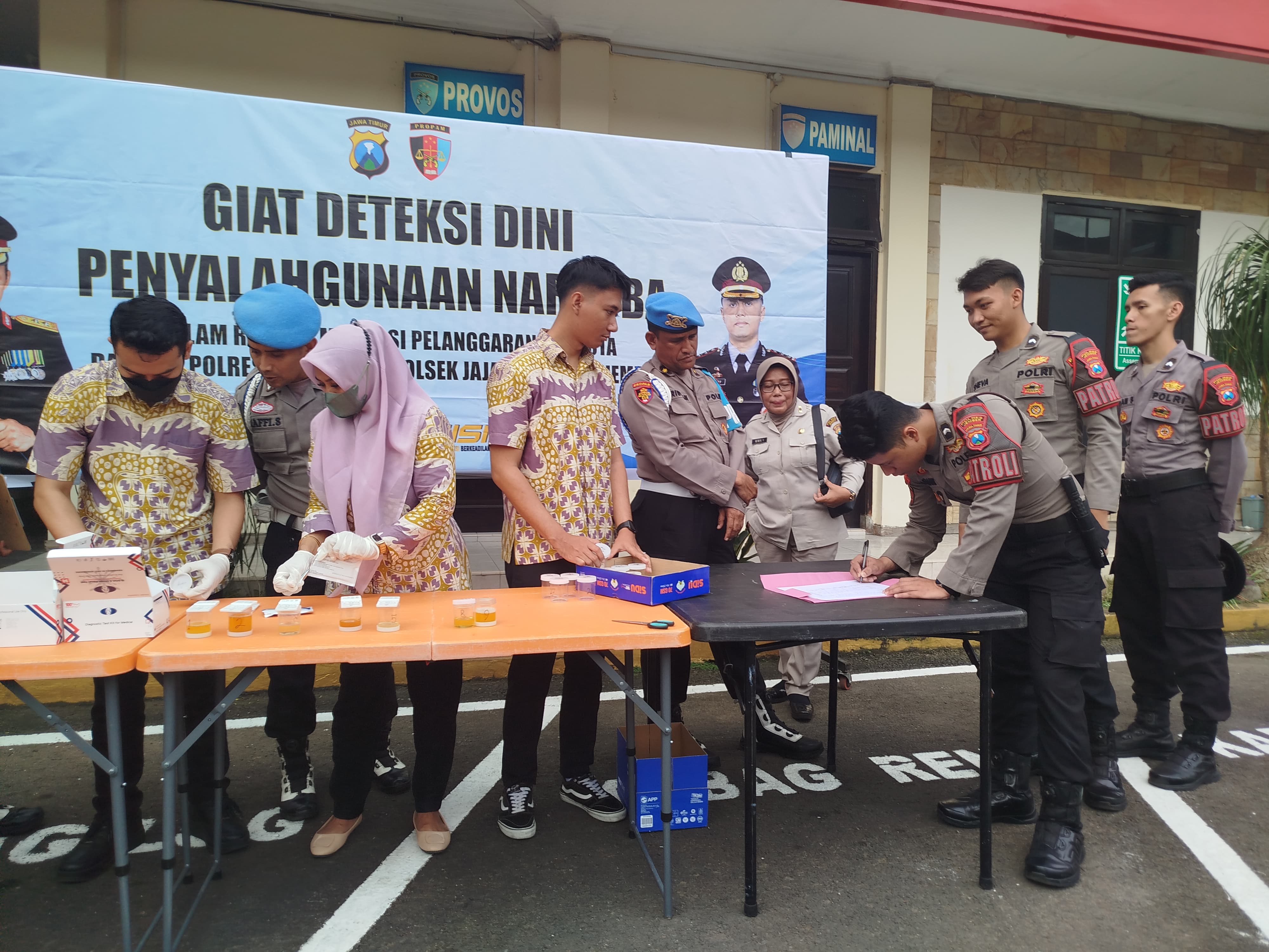 Bidpropam Polda Jatim Gelar Tes Urine di Polres Jember, Ingatkan Anggota agar Hindari Narkoba