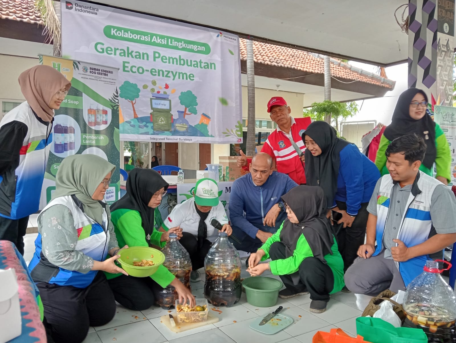 Dukung Lingkungan Sehat, Pertamina Latih KSH Pagesangan Bikin Eco-Enzyme 