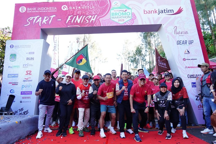Bromo Marathon 2025 Sukses Digelar, Bank Jatim Launching QRIS Crossborder dan Branding Jeep Bromo 