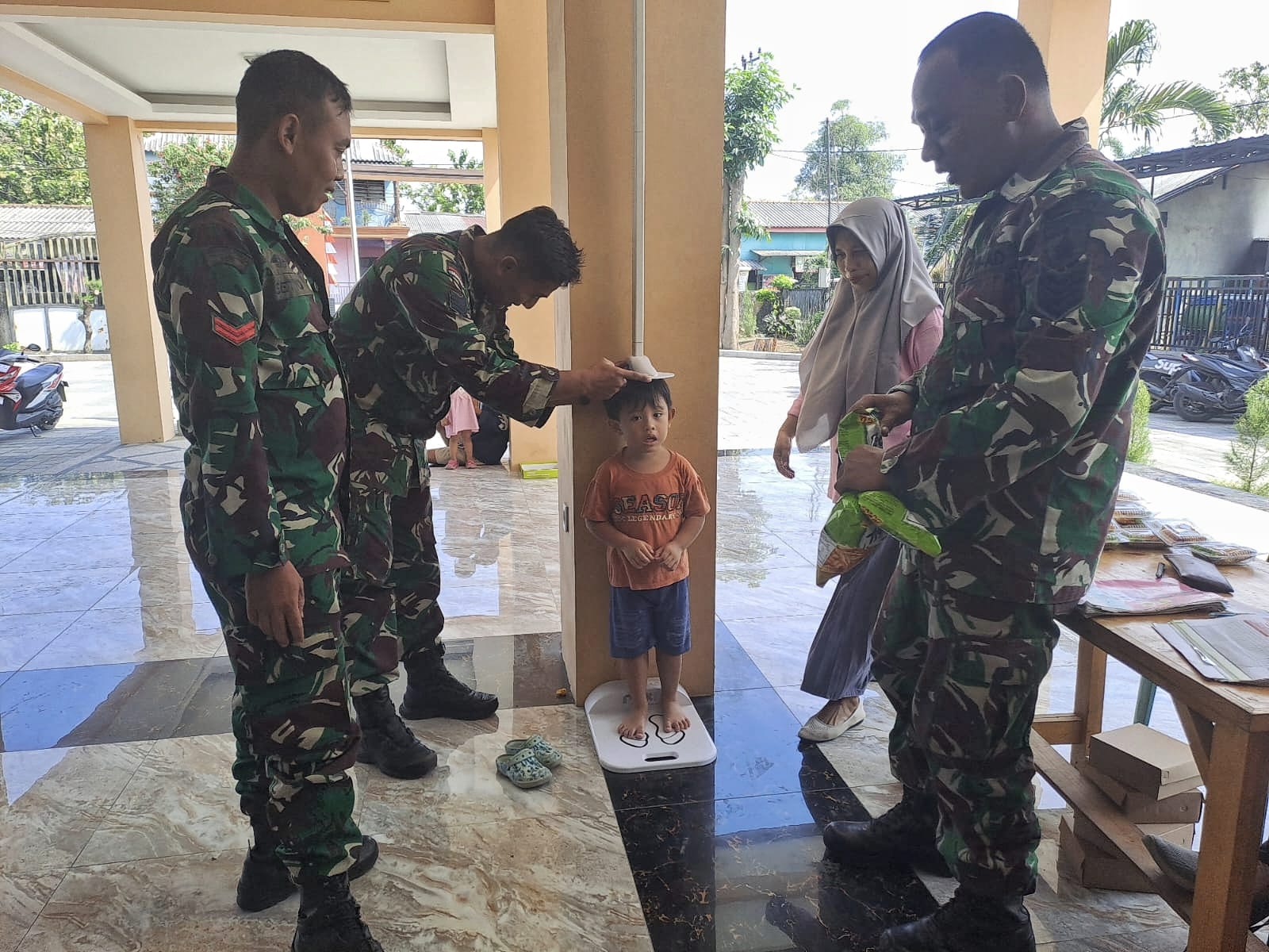 TNI, Bidan Desa, dan Kader Gelar Posyandu di Penambangan Balongbendo