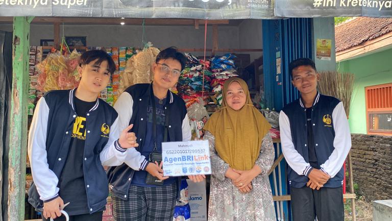 Mahasiswa Unitomo Surabaya Kenalkan Pembayaran Digital untuk UMKM Temenggungan