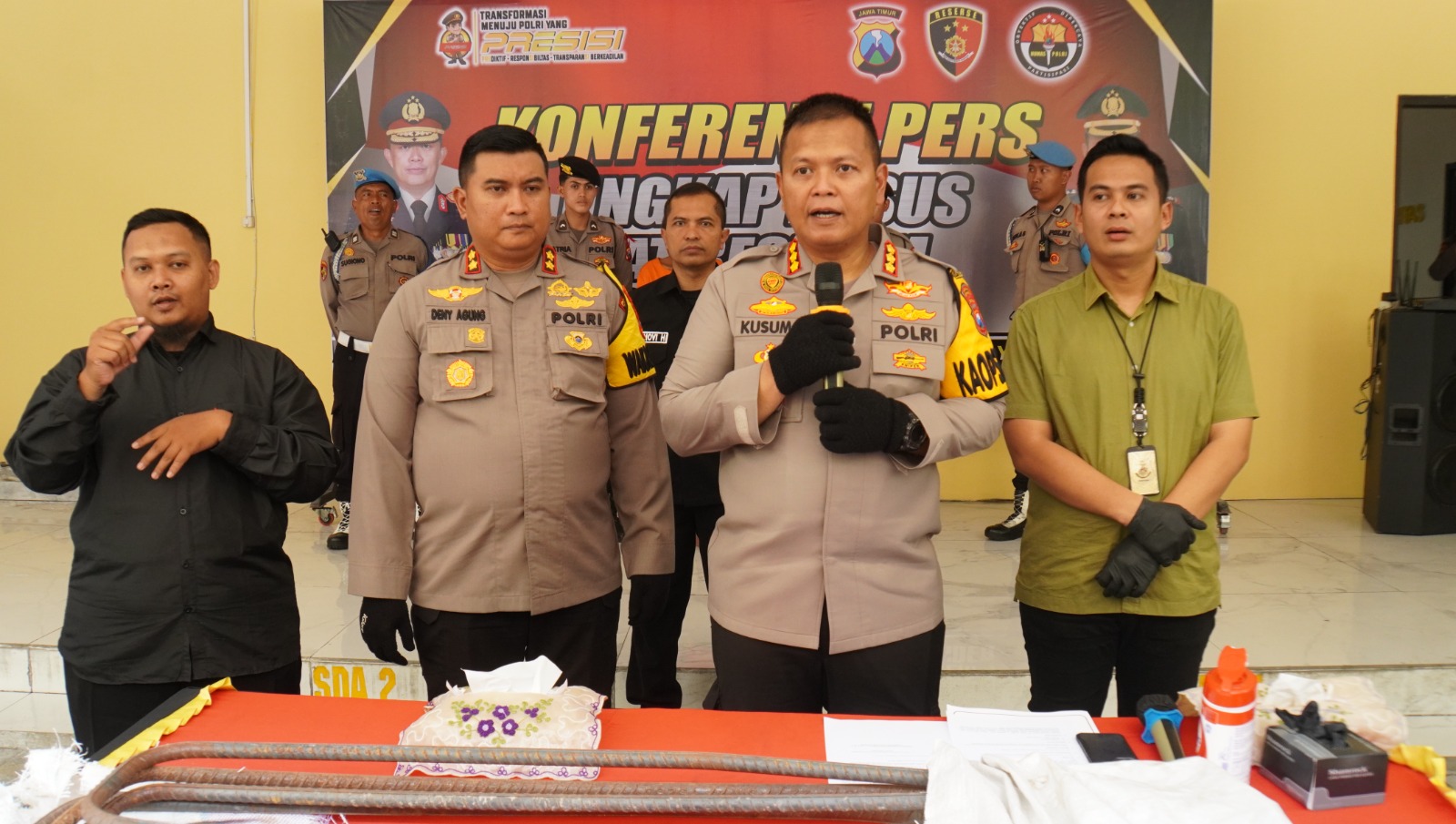 Pekerja Proyek Gondol Besi Double Track Stasiun Sepanjang