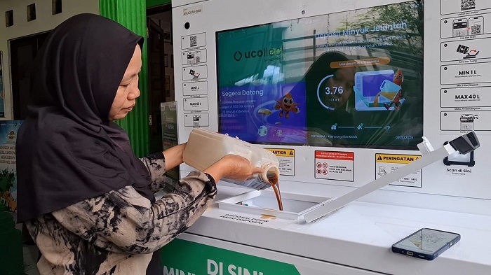 Warga Sidokumpul Gresik Ubah Minyak Jelantah Jadi Rupiah Lewat Mesin UCOllect Box